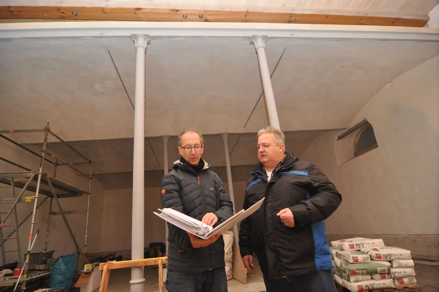 Auch die Gewölbedecke im Hintergrund ist bereits saniert. Colin Nürnberger, Architekt im Dähne-Büro in Dresden (l.), und Lutz Krille vom Bauamt der Verbandsgemeinde stehen im engen Austausch.