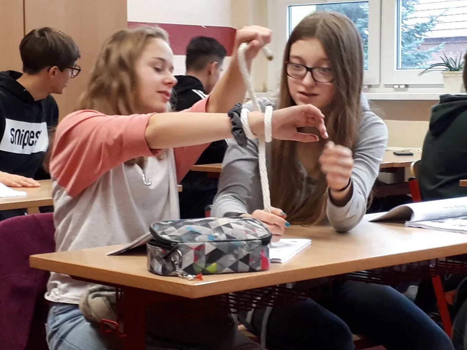 Im Rahmen der Ganztagsangebote in der Schliebener Oberschule nehmen derzeit mehr als 20 Jugendliche an der Ausbildung zum Truppmann bzw. zur Truppfrau teil. Zu der gehört auch, dass man lernt Knoten zu binden.