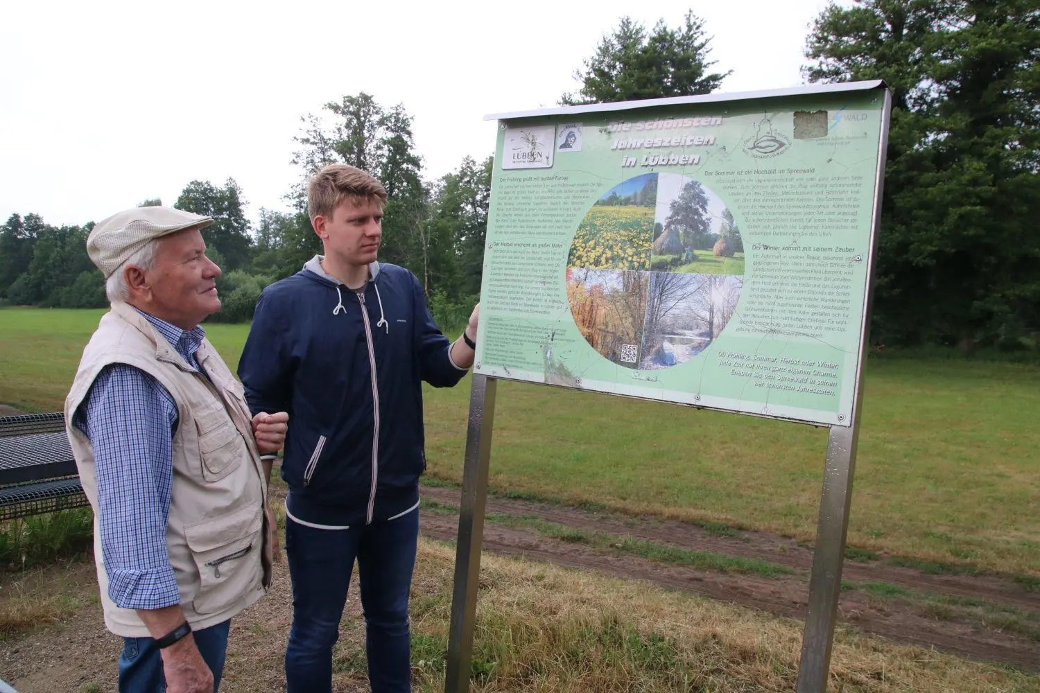 Dieter Günzel (l.) und Wilhelm Tarnow sind verärgert über Schmierereien und Kratzer an den Tafeln, die Schüler und Tourismusverein gemeinsam aufgestellt haben.