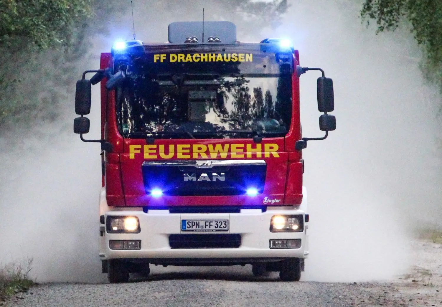 Ein Löschfahrzeug der Feuerwehren in Spree-Neiße fährt zu einem Waldbrandeinsatz in die Lieberoser Heide. Der Kreisfeuerwehrverband hat jetzt sinnvollere Investitionen gefordert, will lieber neue Tanklöscher statt schicke Uniformen.