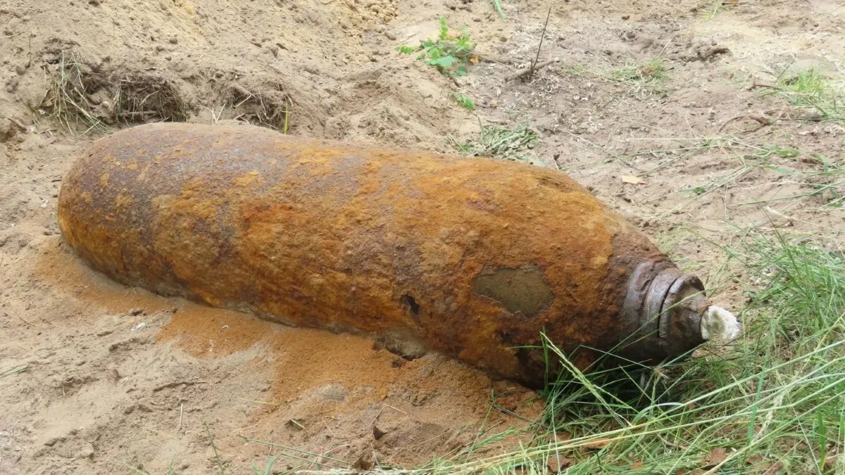 Die Bombe, die im Wald bei Groß Oßnig gefunden wurde, ist ein Blindgänger aus dem Zweiten Weltkrieg.
Brandenburg, Neuhausen Neuhausen: Bombe Neuhausen/Spree: die Bombe