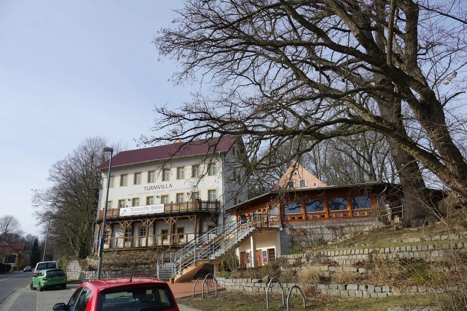 Der Blick von der Bautzener Straße auf die Turmvilla. Das Bistro (rechts) ist das Herzstück der Anlage. Dort hat es nicht gebrannt.