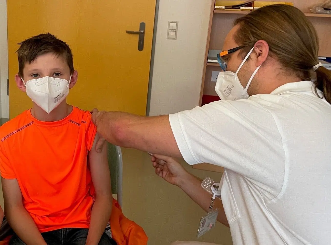 Der Cottbuser Kinderarzt Lars Geerdts impft am Carl-Thiem-Klinikum in Cottbus auch Kinder von Mitarbeitern. Laut Stiko können jetzt auch gesunde Fünf- bis 12-Jährige geimpft werden, wenn es die Eltern ausdrücklich wünschen.