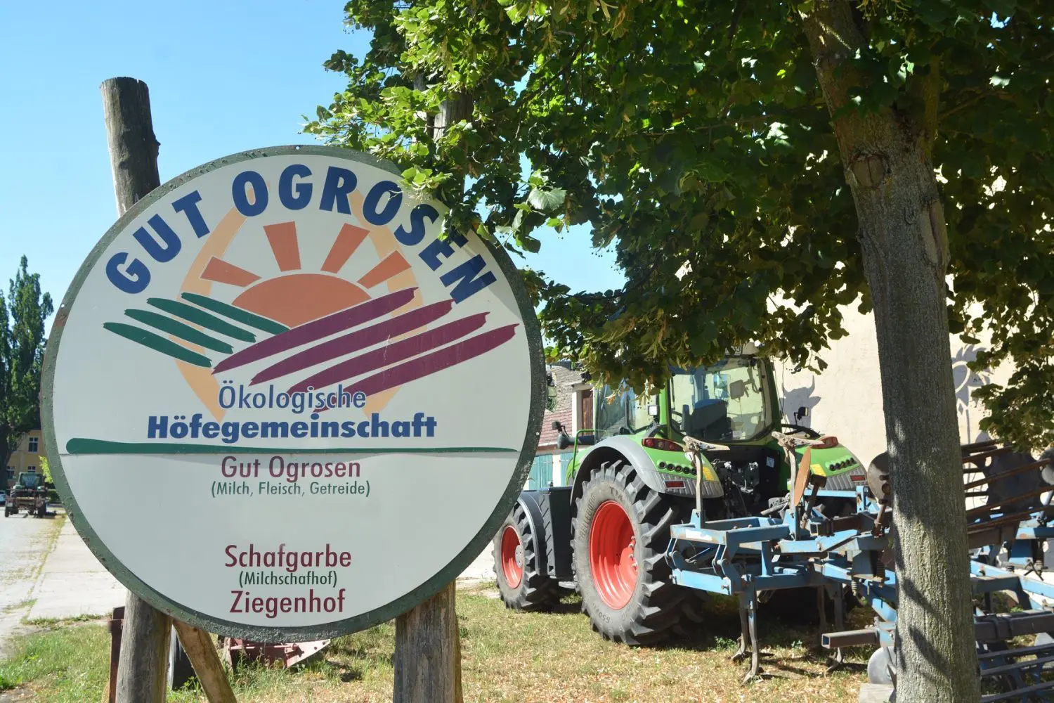 Seit drei Jahrzehnten ist das Gut mit seiner Höfegemeinschaft in Ogrosen präsent.