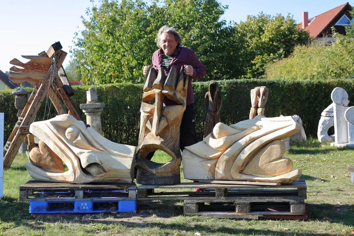 "Naturlied" mit zwei Schlangen, die das Herz auf der Zunge tragen, ist eine neue Skulptur von Ryszard Zajak.