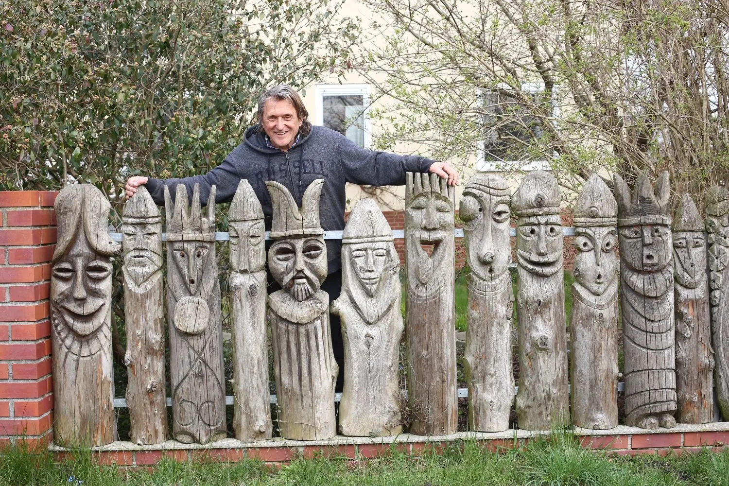 Der Künstler Ryszard Zajak an seinem „Krieger-Zaun“ aus mythologischen Figuren in Klein Jamno.