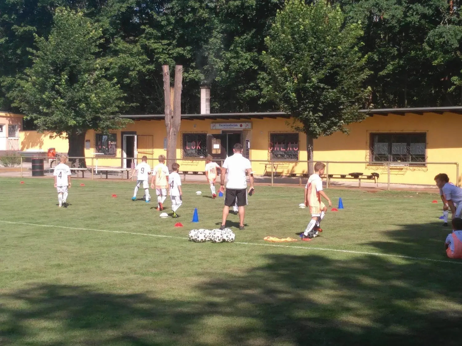 Die Sieben- bis 16-Jährigen des des 1. SV Lok Calau trainieren noch bis Freitag mit der Fußballschule von Real Madrid.