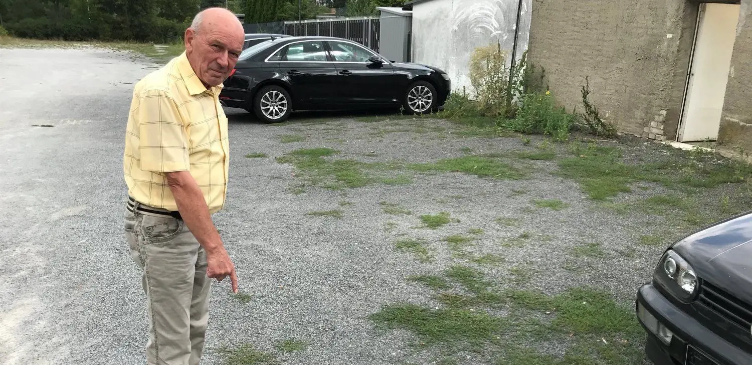 Heinz Seifart deutet auf den Ort, an dem einst die Bäume standen.