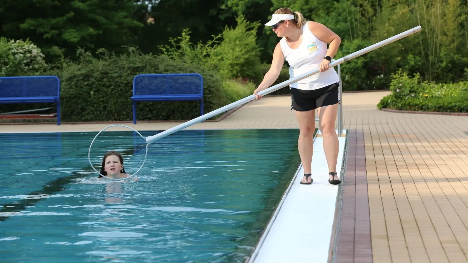 Carol Giesche zeigt bei Amelie, wie bei Schwimmanfängern im Forster Freibad das schwimmen erlernt wird.