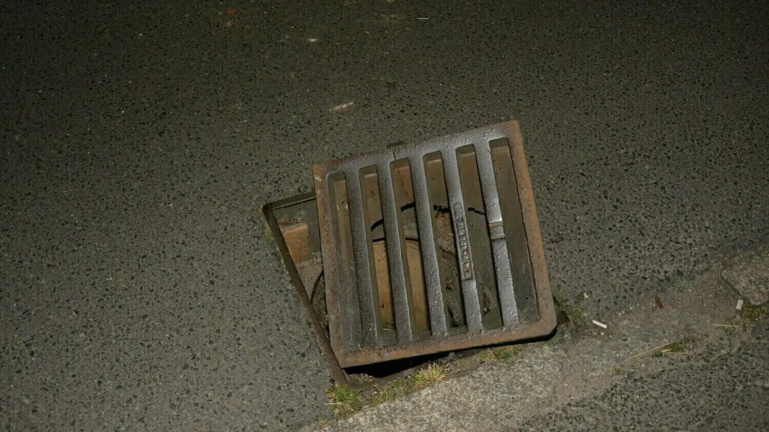 Nicht auszudenken, wenn das ein Autofahrer nicht rechtzeitig sieht, oder Radfahrer und Fußgänger in der Nacht stürzen.