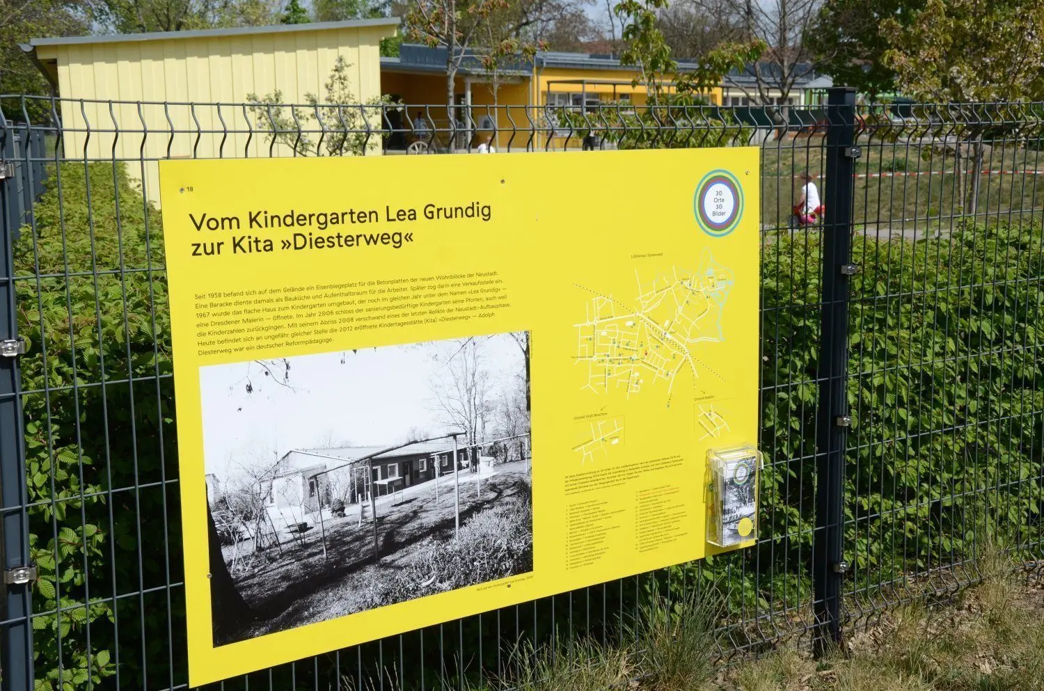 Mitunter konnten die Ausstellungsmacher vorhandene Zäune nutzen, um Tafeln zu befestigen.