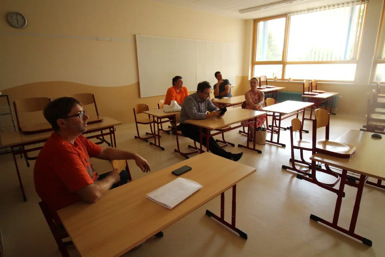 Im Klassenzimmer: Der Rietschener Gemeinderat hat im Sommer in der Grundschule Daubitz Platz genommen.