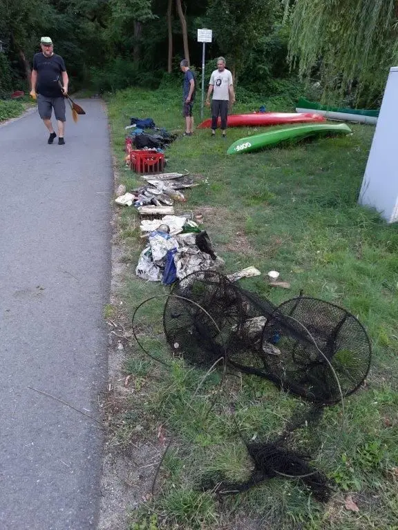 Das Ergebnis von zwei Stunden Paddeltour auf dem Hammergraben: Die Umweltgruppe Cottbus allerlei Müll eingesammelt.