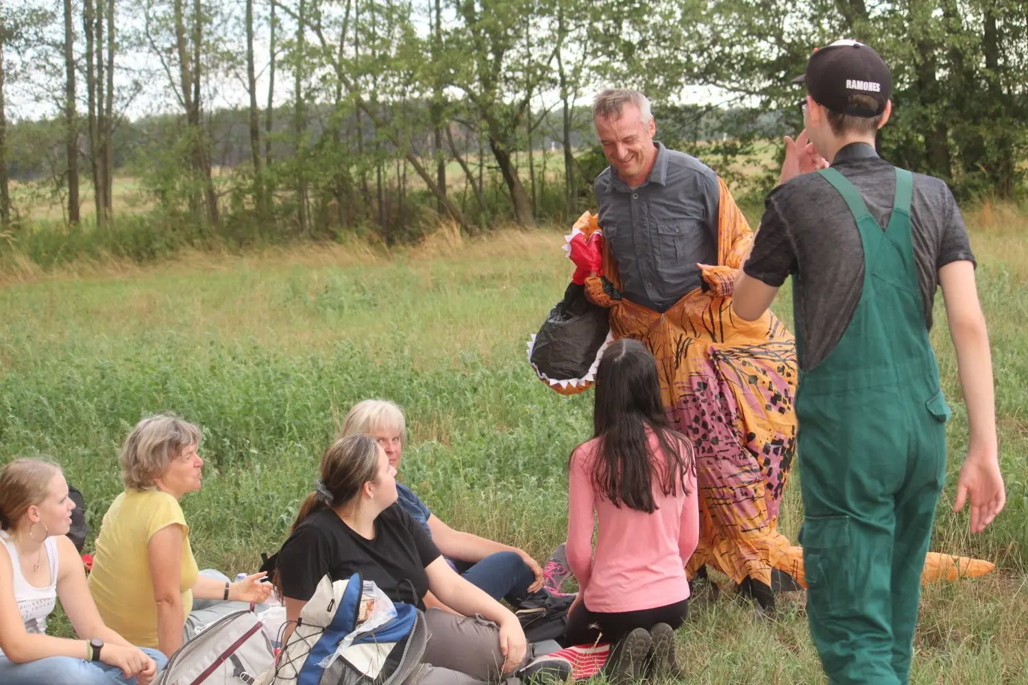 Hagen Rittel ist Lehrer und klettert für seine Schüler auch mal in ein Saurierkostüm. Wieder voll als Lehrer arbeiten zu können, darum ringt er derzeit.