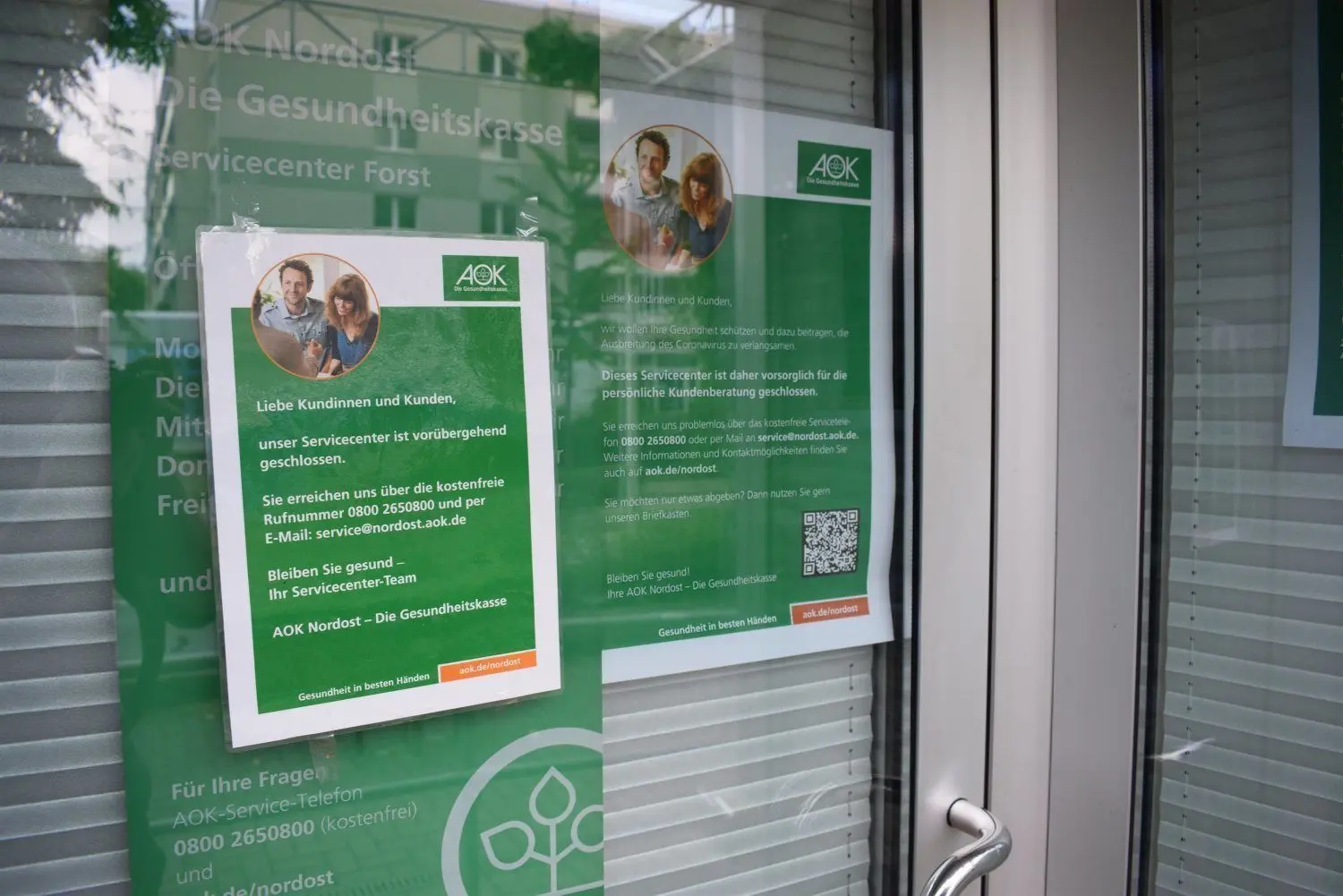 Mit zwei Aushängen informiert die AOK in Forst ihre Kunden.