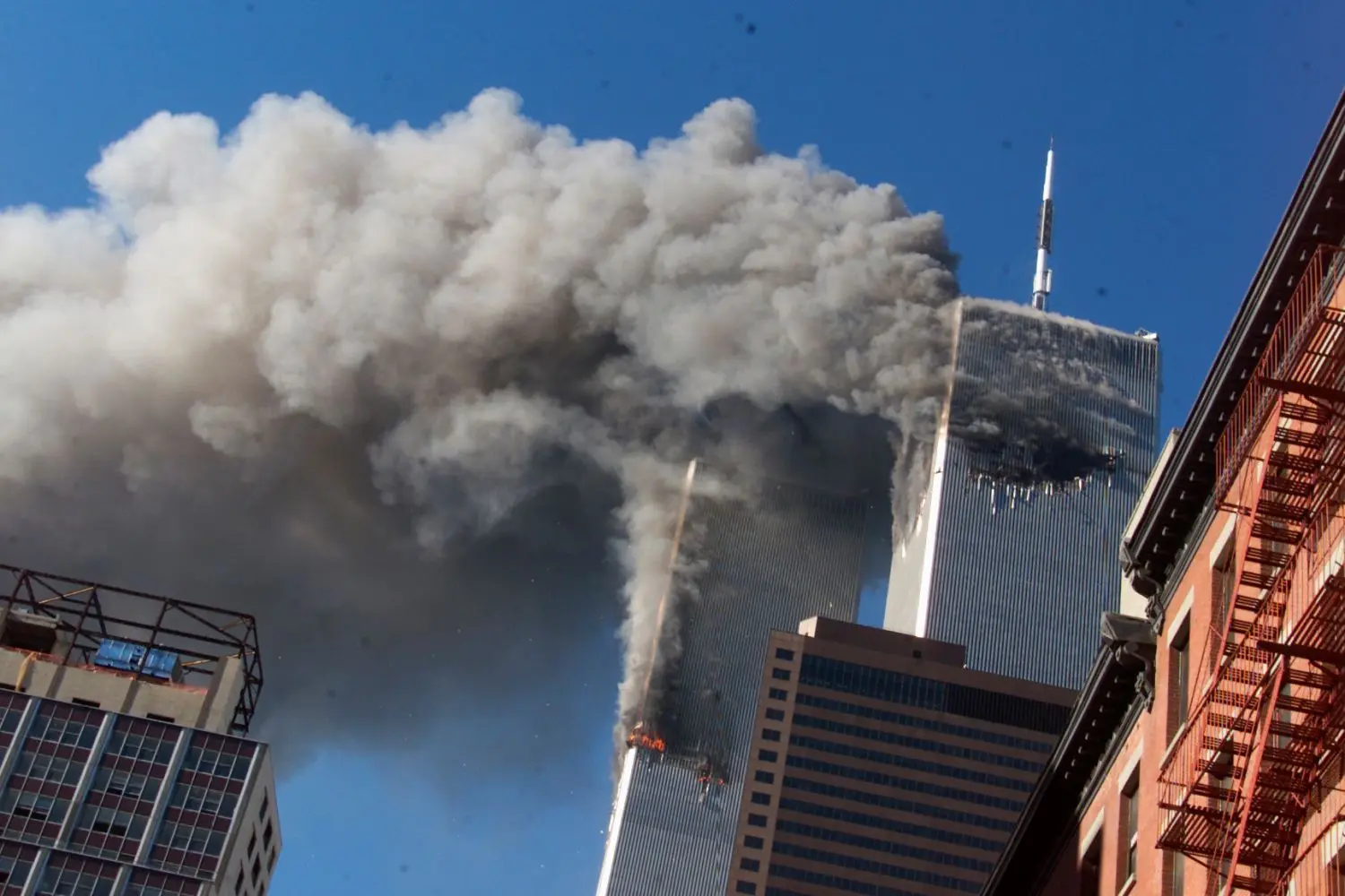Der 11. September 2001: Rauch steigt aus den brennenden Zwillingstürmen des World Trade Centers auf, nachdem entführte Flugzeuge in die Türme in Manhattan geflogen sind.