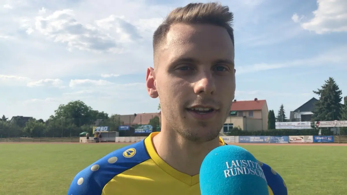 Gino Karstaedt ist bei der TSG Lübbenau der umjubelte Torschütze gegen den FC Energie Cottbus. Der 24-Jährige denkt nach seinem Treffer aber vor allem an sein Team.
Gino Karstaedt ist bei der TSG Lübbenau der umjubelte Torschütze gegen den FC Energie Cottbus. Der 24-Jährige denkt nach seinem Treffer aber vor allem an sein Team.