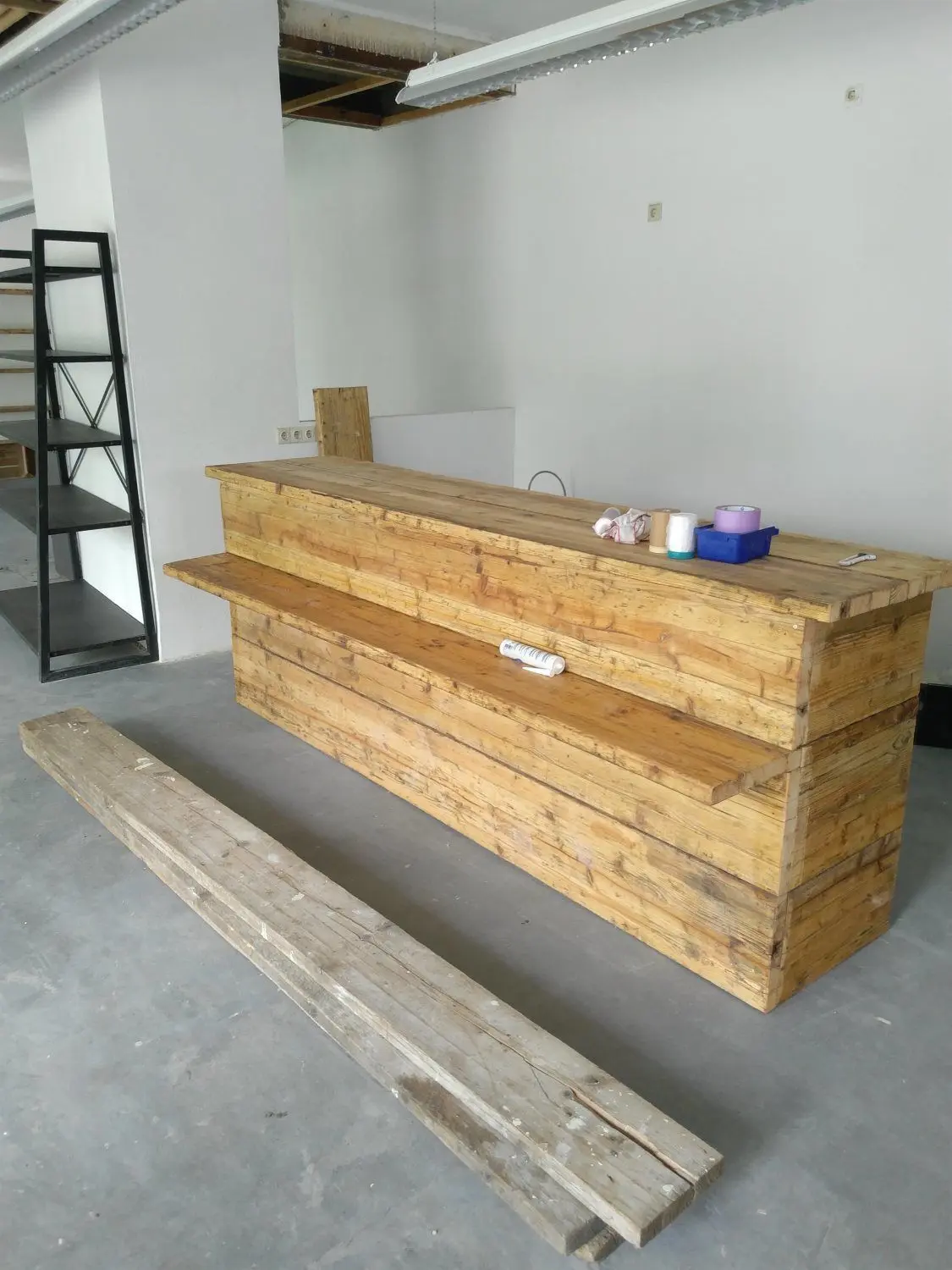 Der neue Tresenbereich für den Imbissverkauf ist bereits gefertigt: Im Innern des Landwarenhauses Groß Beuchow wird alles für die Eröffnung vorbereitet.