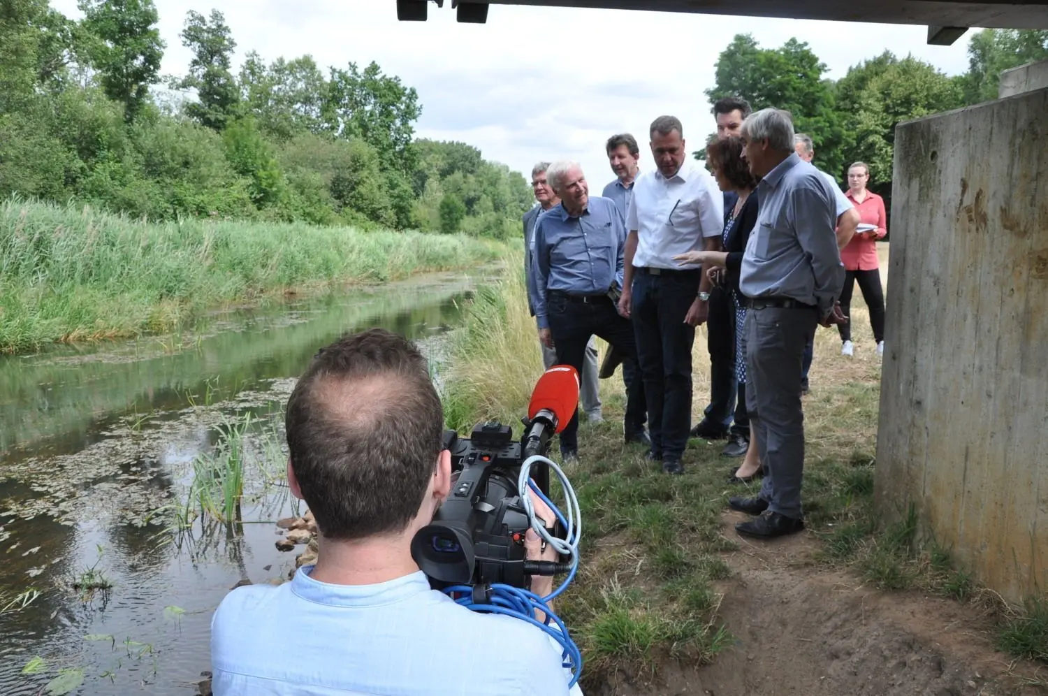 Sommer 2019: Fischsterben in der Schwarzen Elster bei Plessa. Vermutet wird die Einleitung von zu saurem Grundwasser beim Bau der Eugal-Trasse. Vor-Ort-Termin mit den CDU-Landtagsabgeordneten Rainer Genilke und Dieter Dombrowski, CDU-Landtagskandidat Sebastian Rick und u.a. Bürgermeistern/Amtsdirektoren der Anrainerkommunen der Schwarzen Elster.