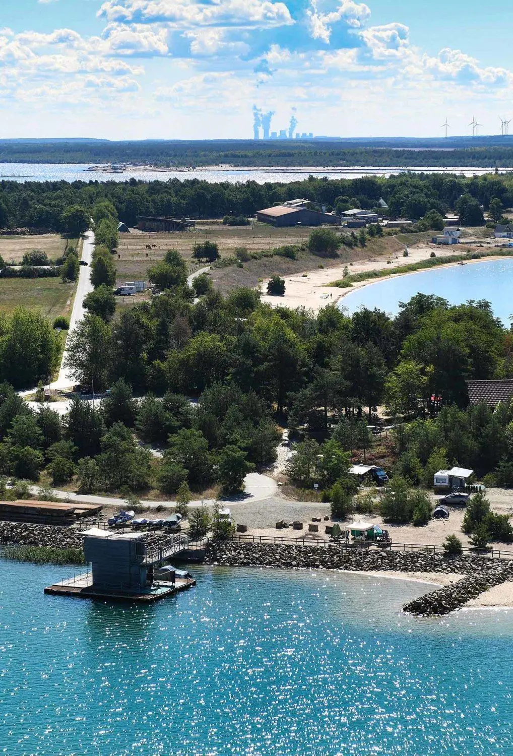Mehrere hundert Meter nördlich des schwimmenden Hauses im Partwitzer See könnte der Überleiter 7 zum benachbarten Blunoer Südsee (im Bildhintergrund) gebaut werden.