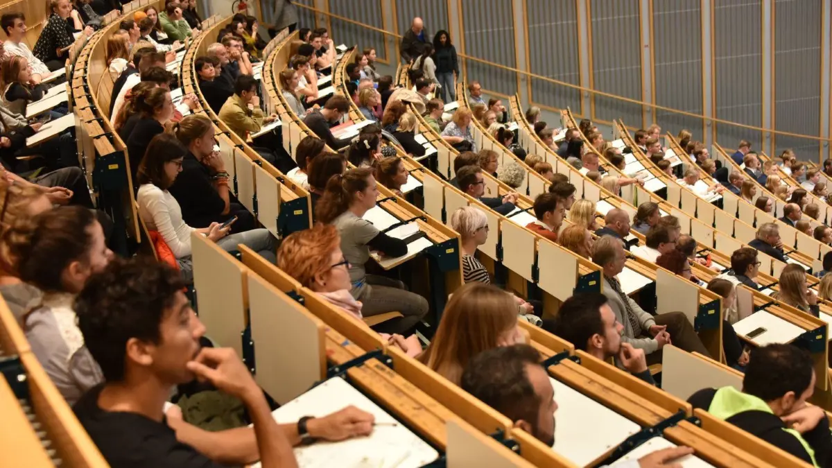 Volle Hörsäle sind der Wunsch jeder Universität. Nicht in der Coronakrise. Die Brandenburgischen Technischen Universität Cottbus–Senftenberg (BTU) schafft für Klausuren jetzt ein bis zwei Meter Abstand zwischen den Prüflingen. Studenten halten das für unverantwortlich und starten eine Online-Petition. Gefordert wird, alle Prüfungen generell zu verschieben.
Feierliche Immatrikulation für die neuen Studierenden an der BTU .Am Montag begann das neue Studienjahr an der Brandenburgischen Technischen Universität Cottbus–Senftenberg (BTU). Zur Eröffnung des akademischen Jahres begrüßte die amtierende BTU-Präsidentin Prof. Dr. Christiane Hipp die neuen Studierenden im Audimax auf dem Zentralcampus Cottbus. Gleichzeitig hießen der Cottbuser Oberbürgermeister Holger Kelch, der Bürgermeister von Senftenberg, Andreas Fredrich sowie Jana Stolle, Referentin für Kultur des Studierendenrates, die Studienanfängerinnen und - anfänger herzlich willkommen. Im Rahmen der Feierstunde wurde bereits zum 25. Mal der mit 1000 € dotierte DAAD-Preis für herausragende akademische Leistungen und besonderes Engagement verliehen. In Anwesenheit der Stifter wurden zudem die Deutschlandstipendien der BTU an Studierende mit hervorragenden Leistungen überreicht. Studierende der Instrumental- und Gesangspädagogik der BTU begleitetn die Feierstunde musikalisch.