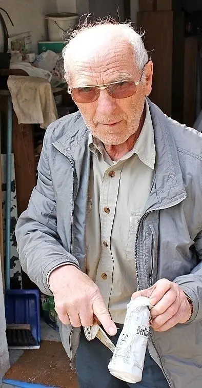 Gerhard Wiesner aus Lauchhammer weist auf das Pfand-Kennzeichen hin, dass entscheidend für die Rücknahme der Dosen ist.