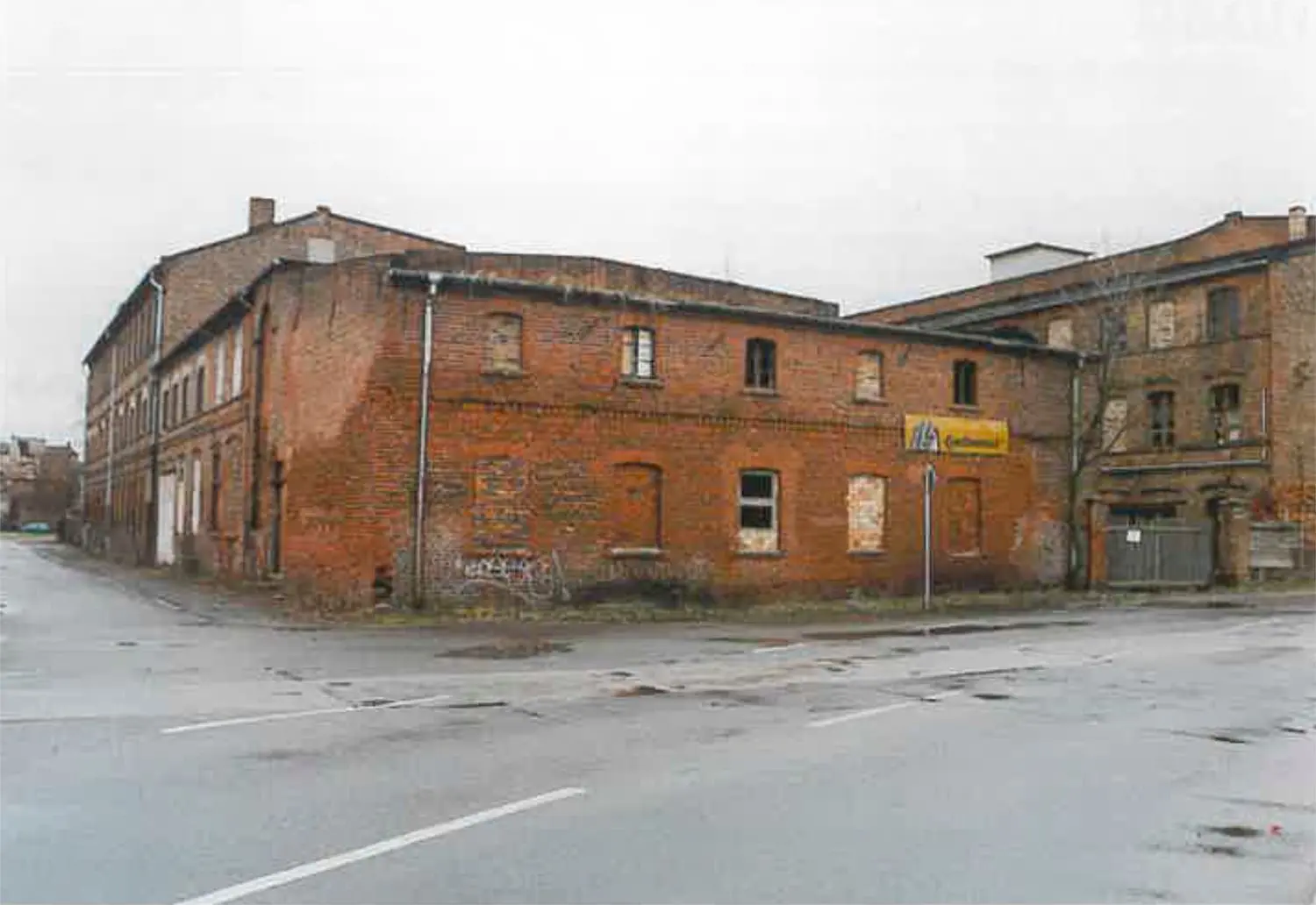 Die Industriebrache der ehemaligen Tuchfabrik in der Lassow-/Ecke Westbahnstraße vor dem Abriss im Jahr 1998.
