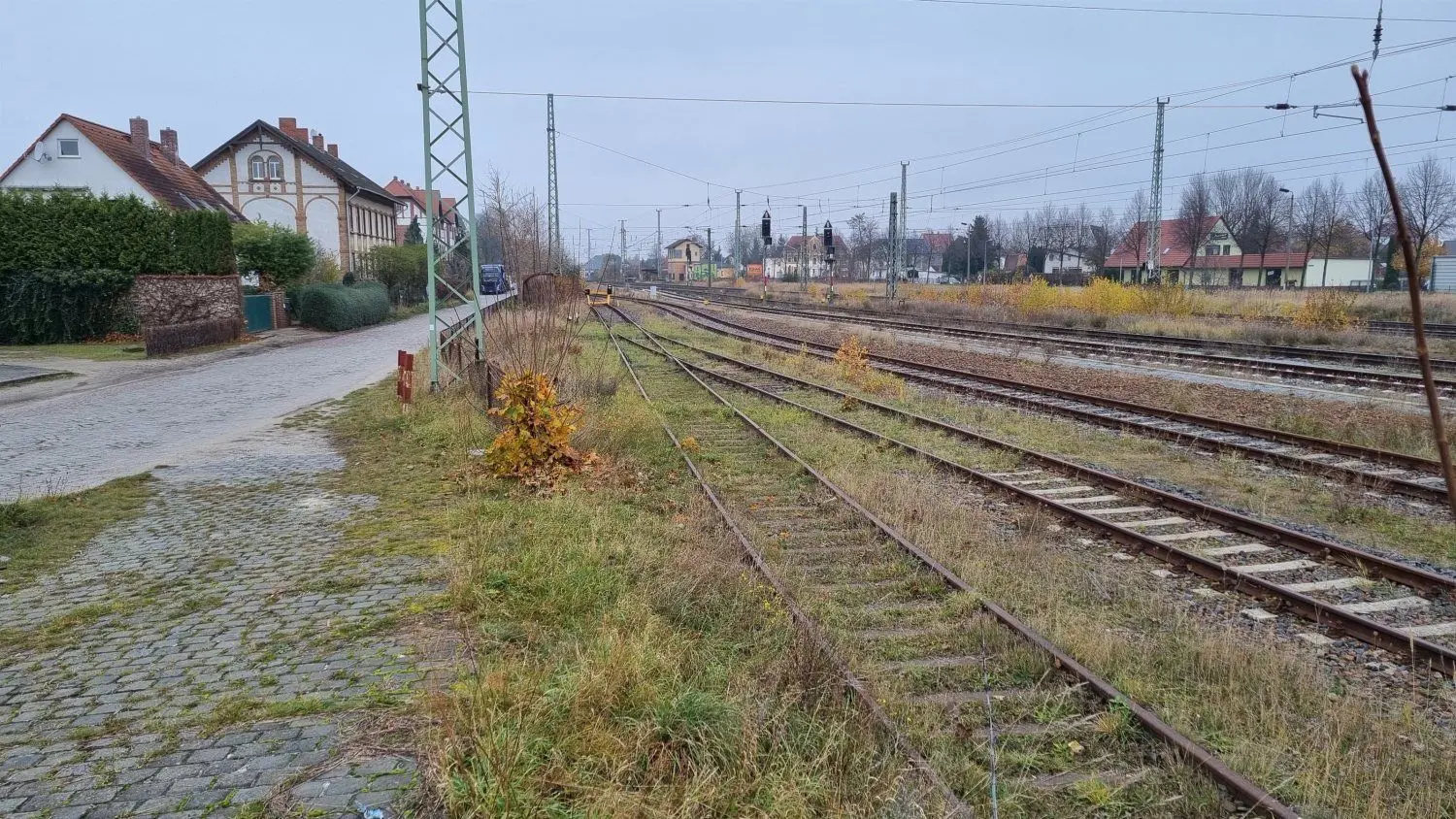 Die Trasse der neuen L 49 (Güterbahnhofstraße) soll entlang der Eisenbahnerhäuser weiter in Richtung der Gleisanlagen verlegt werden als ursprünglich geplant.