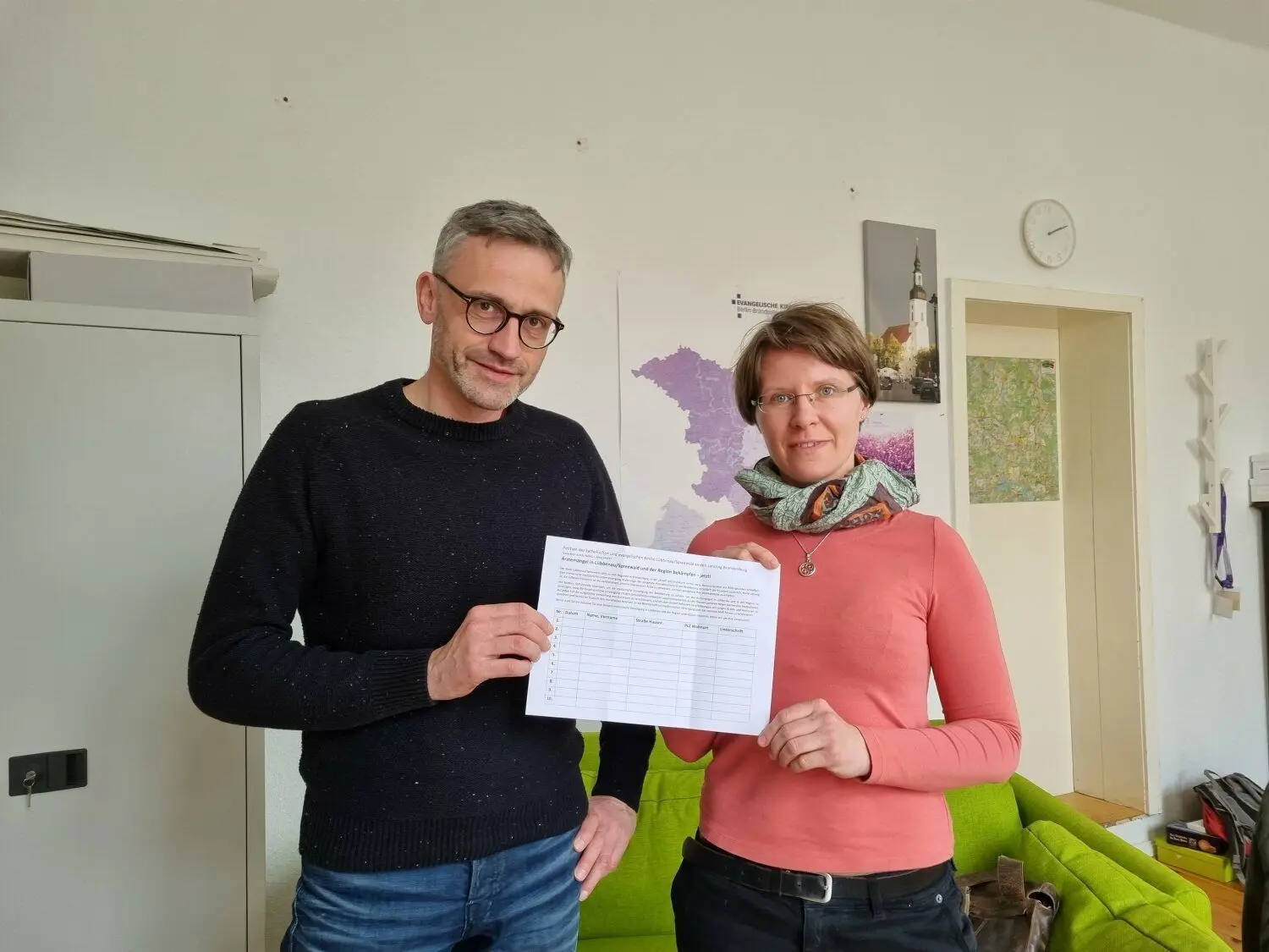 Pfarrer Ulrike Garve und Marko Dutzschke mit der Petition.