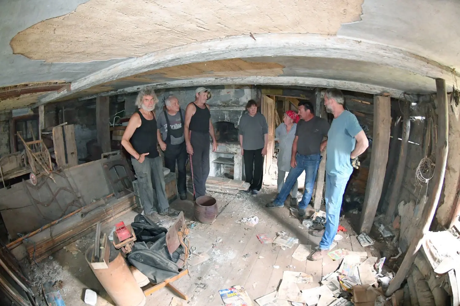 Blick ins Innere des alten Umgebinde-Bauernhauses in Würdenhain. Im Wohnzimmer befindet sich an der Wand der Leuchtkamin für die nächtliche Beleuchtung und auf dem Fußboden davor liegt die stählerne Wasserblase für ständig warmes Wasser.