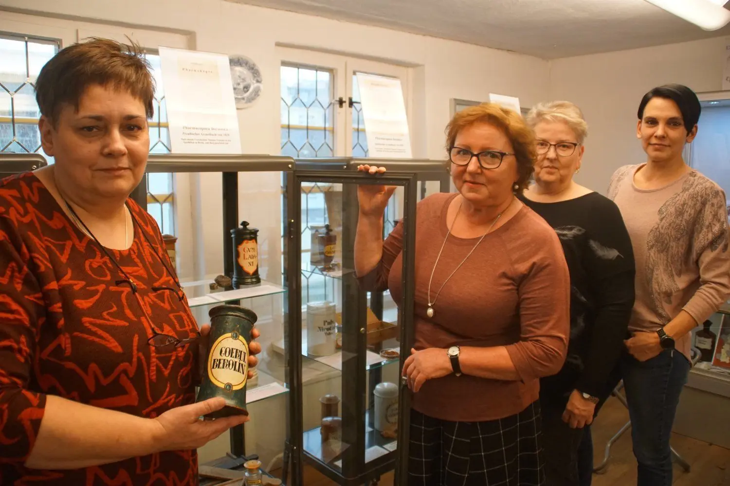Annette Schiffner (l.) leitet das Apothekenmuseum in Cottbus.
