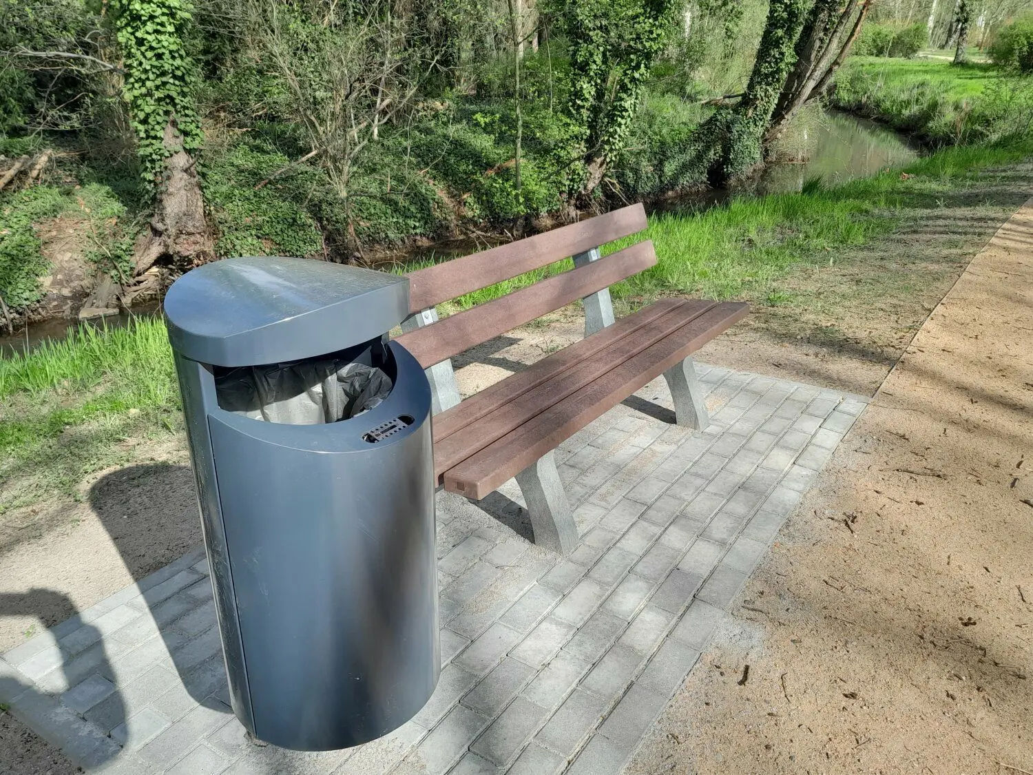 Komplett: Neben den neuen Bänke gibt es im Stadtpark jetzt auch neue Papierkörbe.