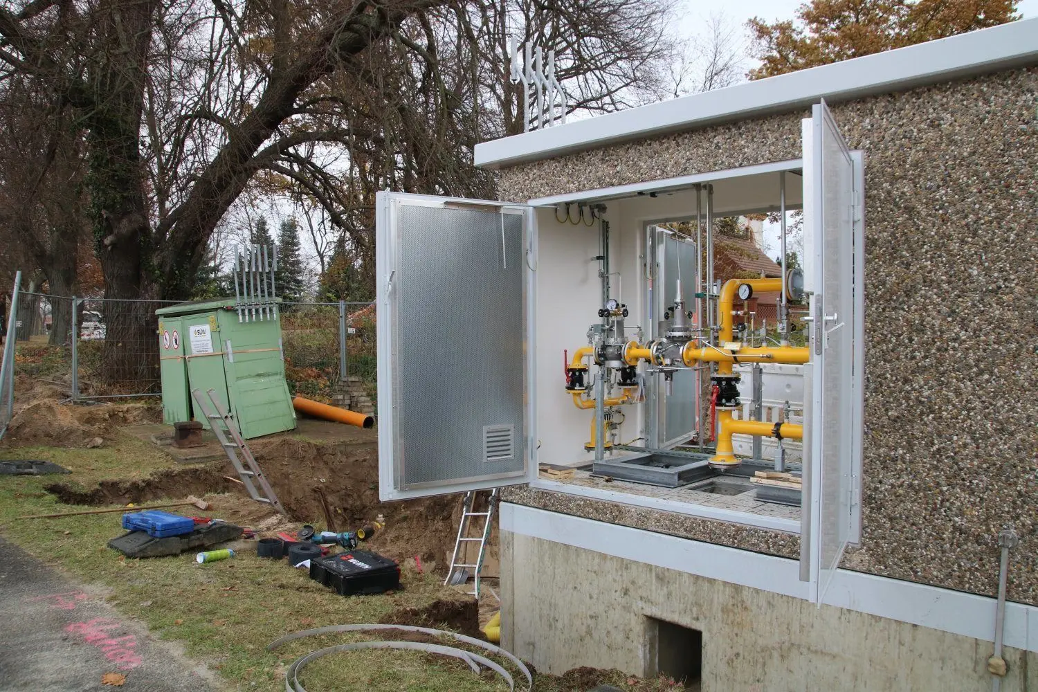 Die neue Ortsregelstation in Groß Leuthen wird bis Ende November angeschlossen. Im Hintergrund ist die alte Station erkennbar, die von einem Fahrzeug im Sommer beschädigt wurde.