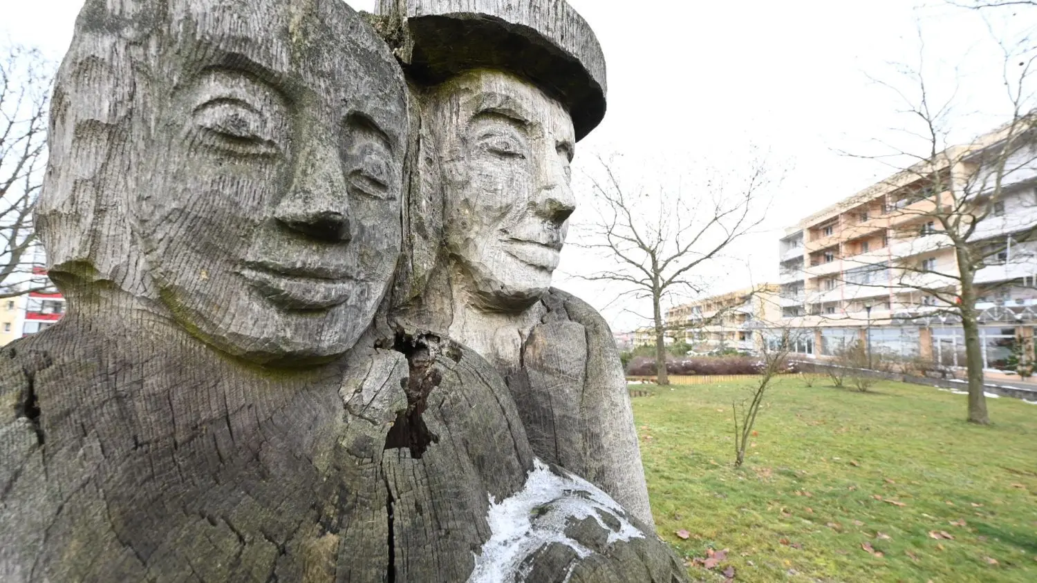 Die Witterung hat ihre Spuren hinterlassen an den Holzskulpturen am Boulevard, wie hier beim „Hochzeitspaar“ von Hartwig Stolper.