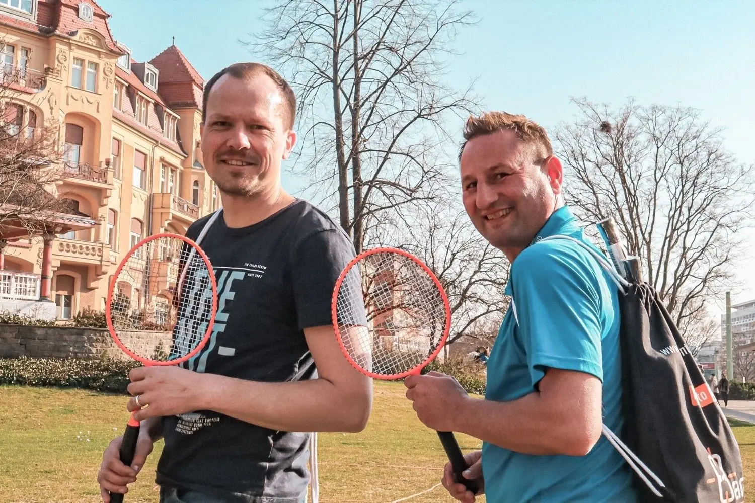 Claudius Wecke (l) und Matthias Boddeutsch mit dem Spielset für Bangonton. Die Schläger sind deutlich kürzer als beim klassischen Badminton.