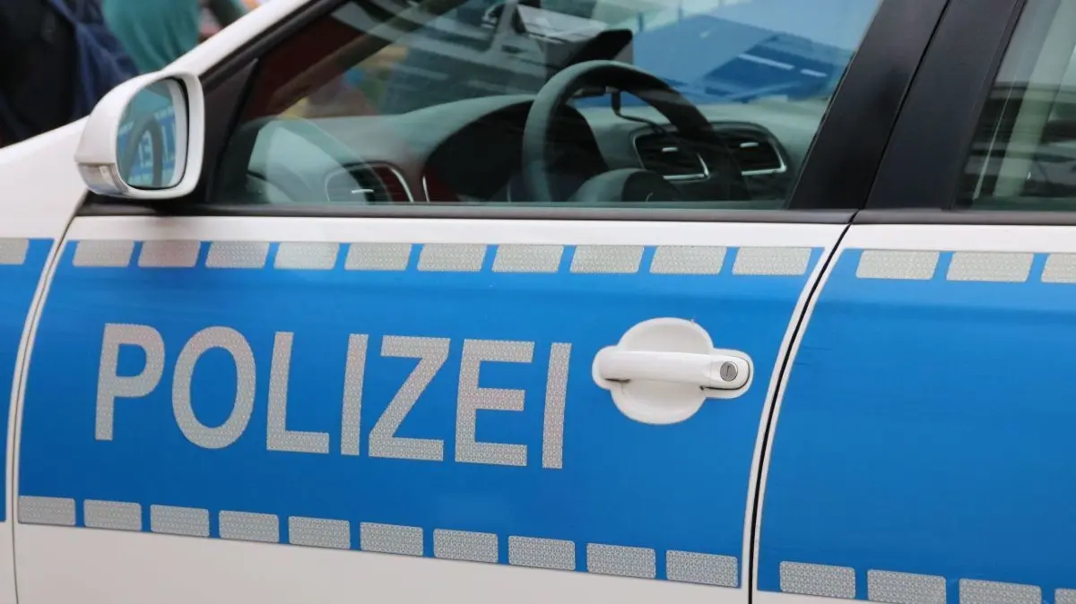 Symbolbild: Der eskalierte Familienstreit in Neuruppin rief die Polizei auf den Plan. Einen der beiden stark alkoholiserten Brüder, die sich gewürgt hatten, kam anschließend in die Ausnüchterungszelle.
Polizei, Symbolbild