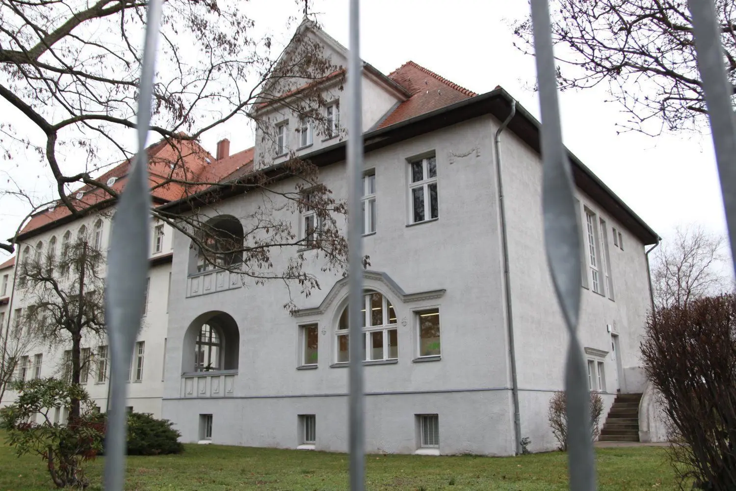 Tatort Sorbisch-wendische Villa in der Sielower Straße: Der Angeklagte soll im Mai 2018 einen Beamer, Laptop, Camcorder und Kabel für elektrische Geräte sowie ein Porto-Buch entwendet haben.