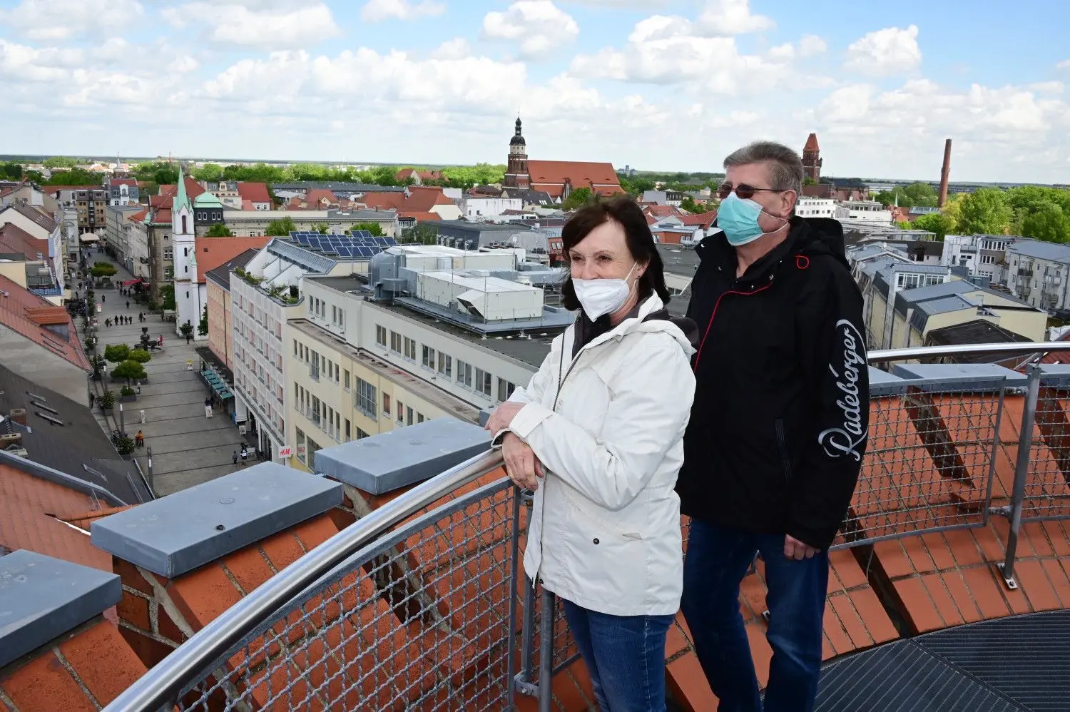 Sabine und Rainer Grau aus Radeberg verbringen das Pfingstwochenende im Spreewald in Burg. Nach einer Fahrt mit der Cottbuser Parkeisenbahn erkletterten sie auch den Spremberger Turm: „Wir sind so froh, dass solche Besuche in Brandenburg jetzt wieder möglich sind.“