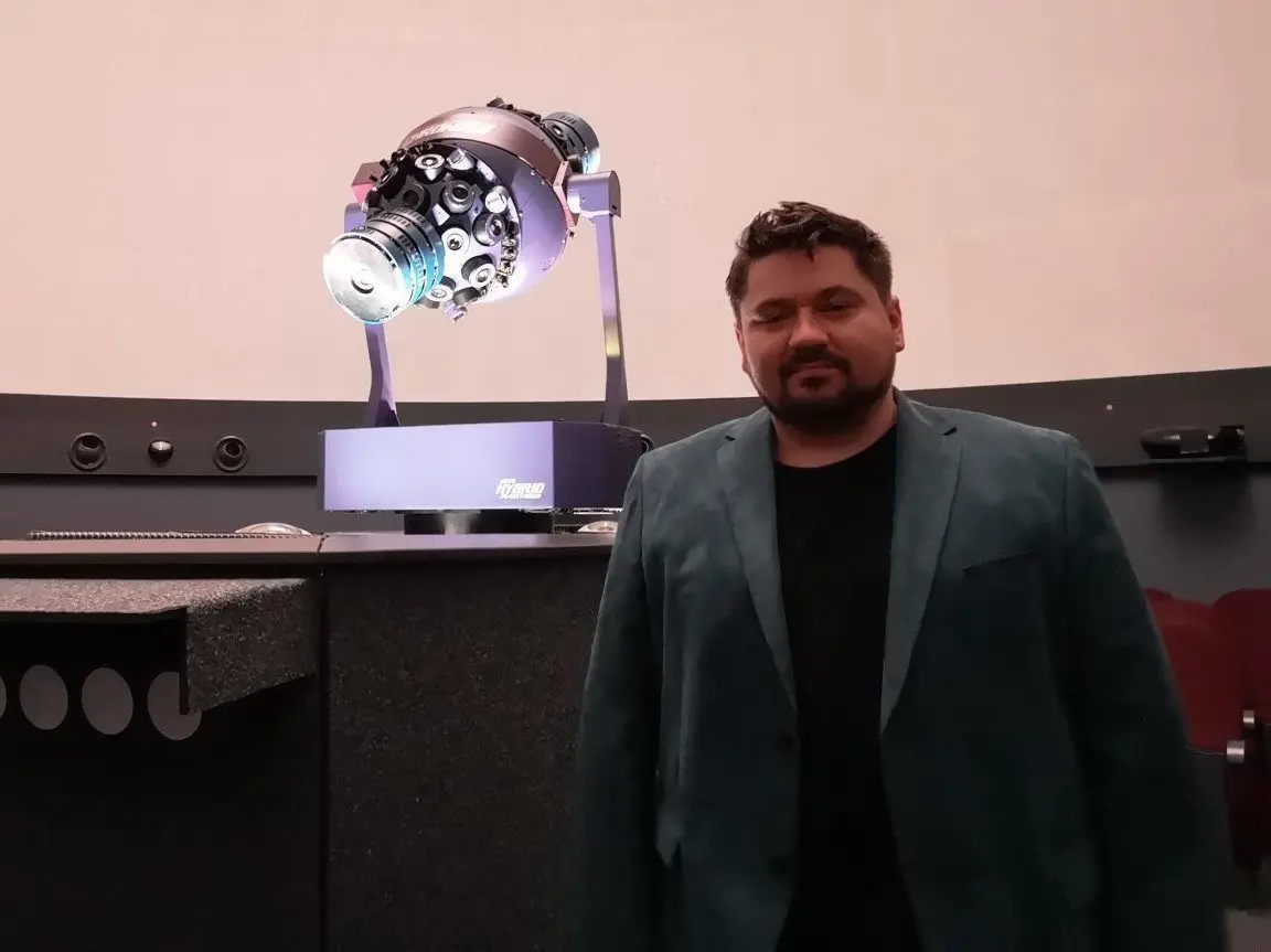 Sebastian Thiele vom Cottbuser Planetarium würde sofort selbst zu den Sternen reisen. So lange das nicht geht, verbringt er seine Zeit mit den Aufführungen, die in der weißen Kuppel laufen.