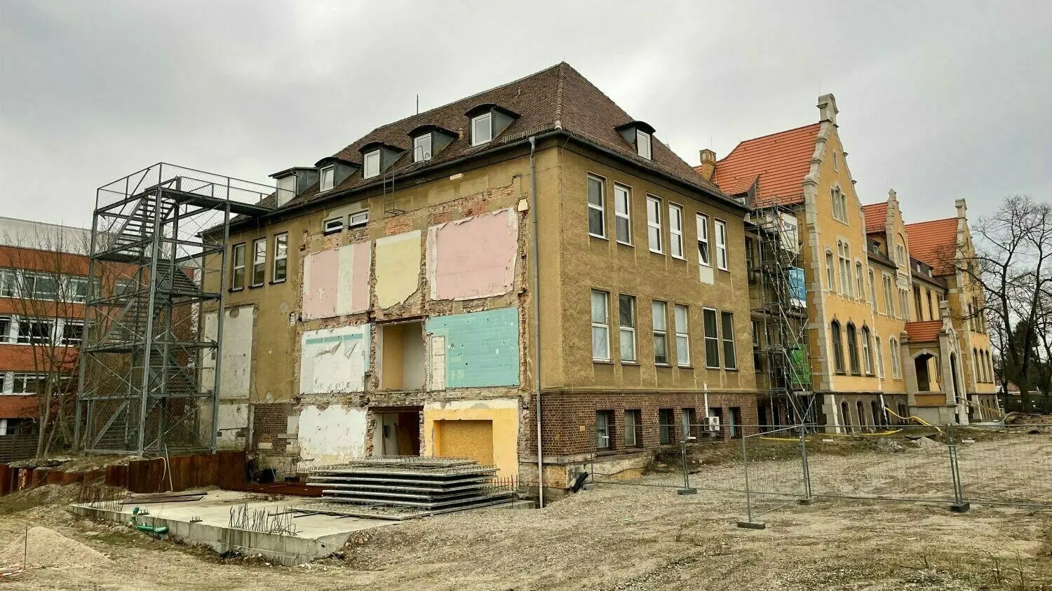 Aber gleich daneben und leider gut zu sehen von der vorbeiführenden Landesstraße aus, bietet sich dieser Anblick. Wo 2018 die Gynäkologie abgerissen wurde, sollten Radiologie und Notaufnahme neu errichtet werden.