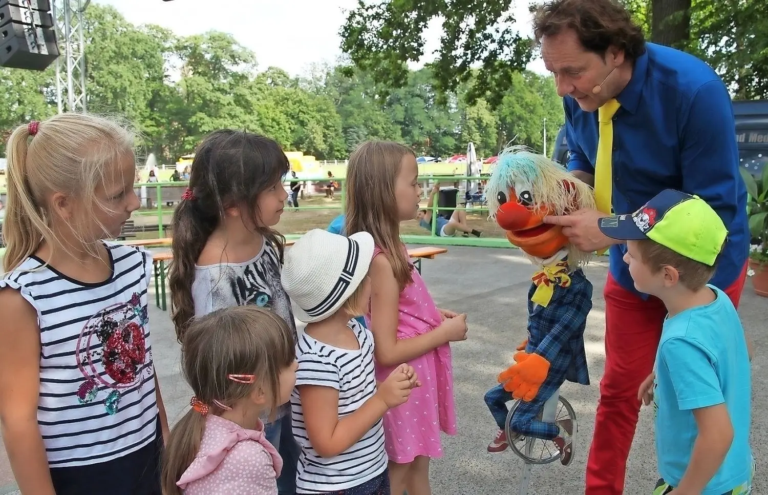 Zauberer „Meister Blauknopf“ aus Großenhain begeistert die Kinder am Sonnabend beim Parkfest in Kreba. ⇥