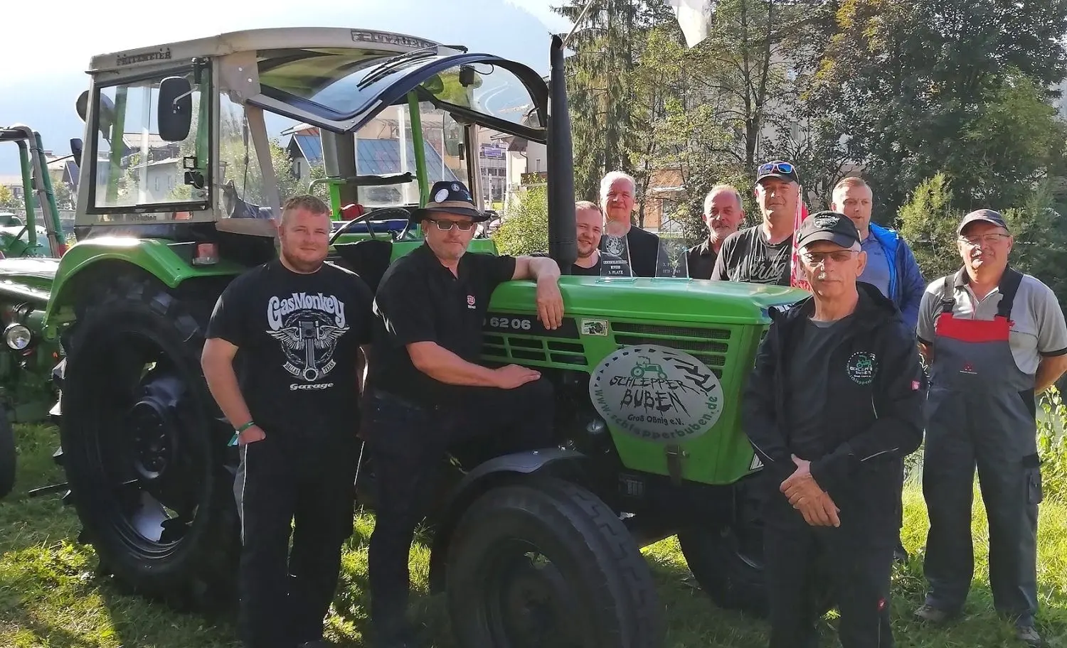 Diese neun und zwei weitere Lausitzer haben mit ihren sieben Schleppern ein abwechslungreiches Wochenende bei der Oldtimer-Weltmeisterschaft für Traktoren am Fuße des Großglockners in Österreich erlebt und sogar einen Sieg eingefahren. ⇥