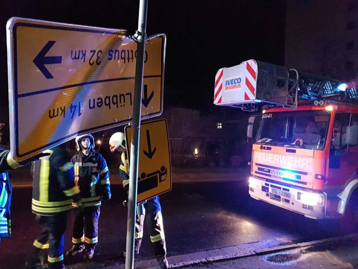 Abgeknickt war durch den Sturm auch ein Ortsschild am Kreisverkehr am Roten Platz. Die Feuerwehr holte das Schild fachmännisch herunter.