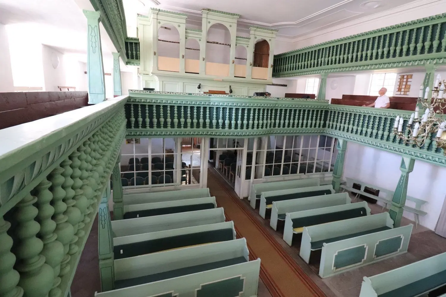 Das Schiff-Innere der Catharina-Kirche in Elsterwerda mit der Orgel ohne Pfeifen.