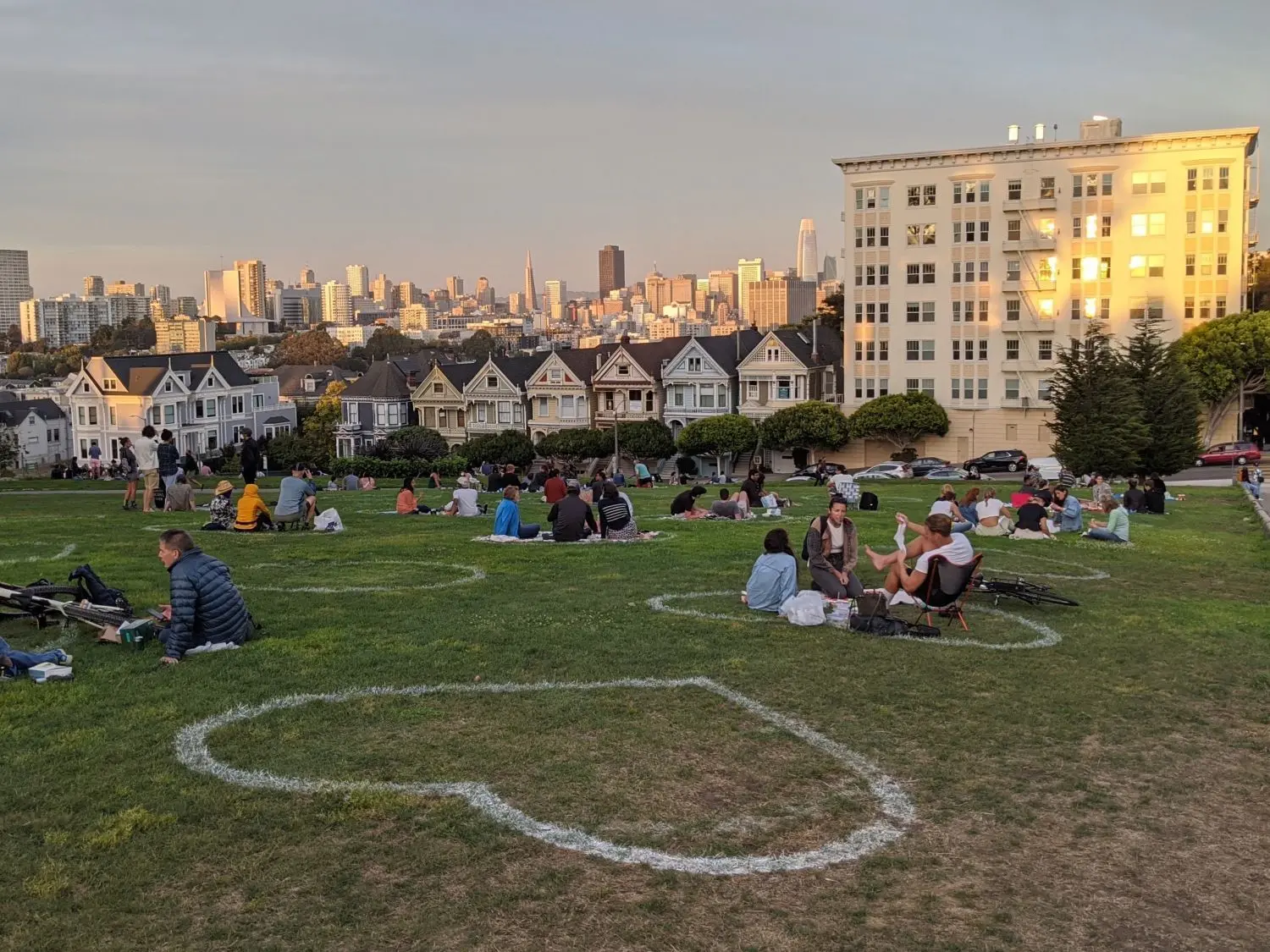 Auch in den größeren Parkanlagen Kaliforniens sollen die Menschen Abstand halten. Flächen dafür sind markiert - wie hier bei den Painted Ladies im Alamo Square in San Francisco, aufgenommen Ende September.