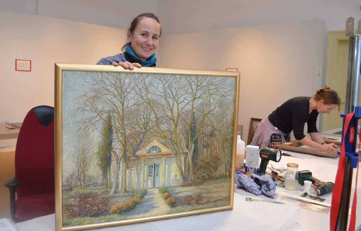 Stefanie Matthes-Ehrig (42) aus Pirna begutachtet mit Kollegin Katharina Bily-Lattard (43) die Kunstsammlung des Stadtmuseums Hoyerswerda. Das Ziel: Möglichst viele Bilder sollen bereit gemacht werden, um sie im neuen Depot unterzubringen.