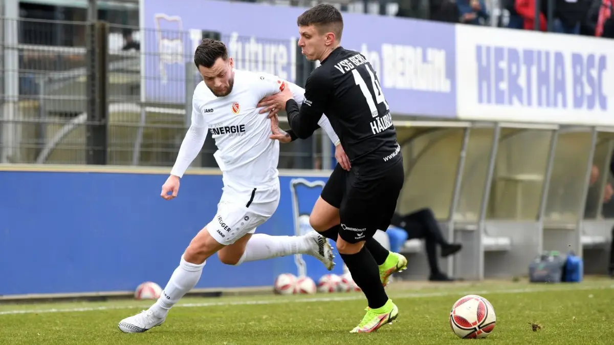 Energie Cottbus (hier Janik Mäder/l.) will nach der Niederlage bei der VSG Altlgienicke nun zurück in die Erfolgsspur in der Regionalliga Nordost.
Fussball, Herren, Saison 2021/2022, Regionalliga Nordost (28. Spieltag), VSG Altglienicke - FC Energie Cottbus, v. l. Janik Mäder (Energie Cottbus), Tim Häußler (VSG Altglienicke), 06.03. 2022, Foto: Sebastian Räppold/ Matthias Koch