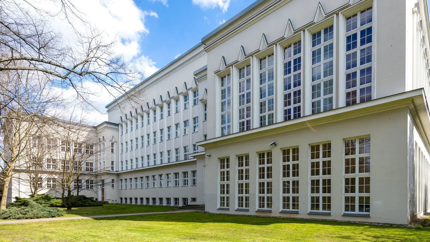Das Gebäude des Friedrich-Ludwig-Jahn-Gymnasiums wurde 1929 nach den damals modernsten Konzepten erbaut.