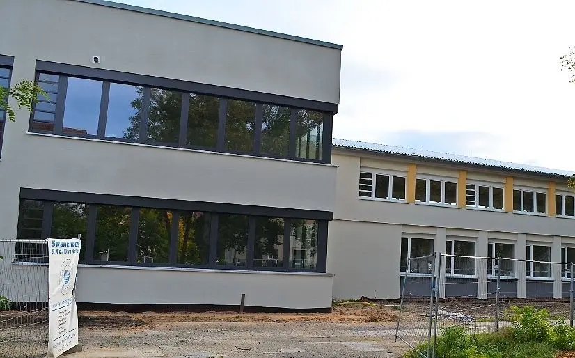 Dort treffen sich Alt- und Neubau  am von den Experten „Verbinder“ genannten Bau. Der Altbau ist an dieser Stelle aufgestockt worden.