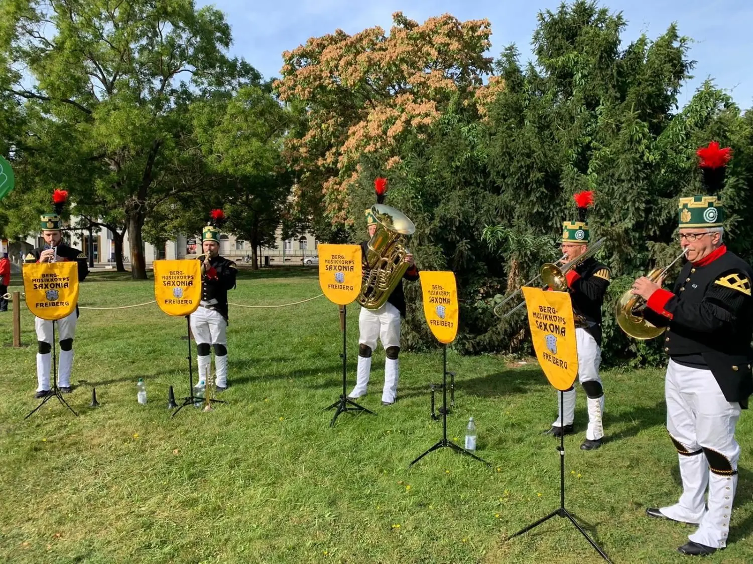 Wegen Corona auf Abstand zueinander: Das Bergmusikkorps Saxonia bei der Einheitsfeier am 19. September 2020 in Potsdam. Anlass waren der Ländertag Sachsen und das Bergfest der 30-tägigen Feierlichkeiten.